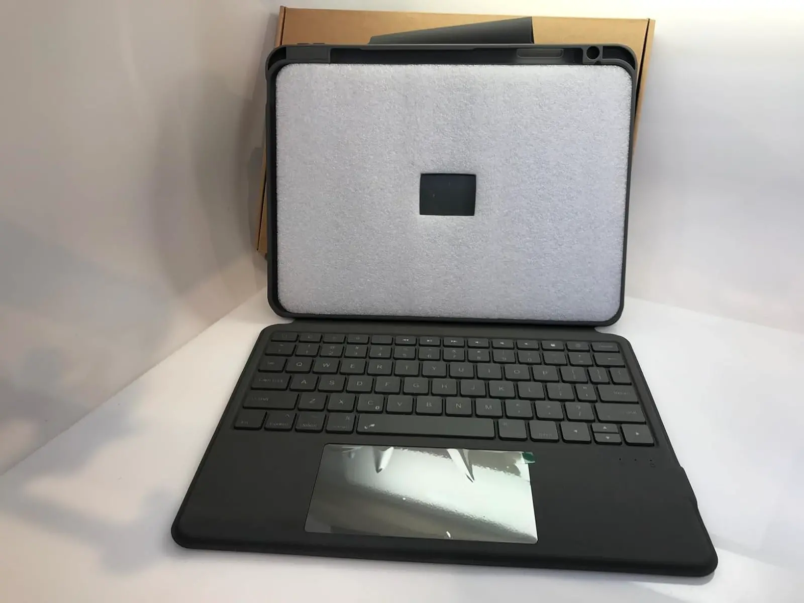 iPad Pro 11 M4 Keyboard Case with Trackpad - CHESONA